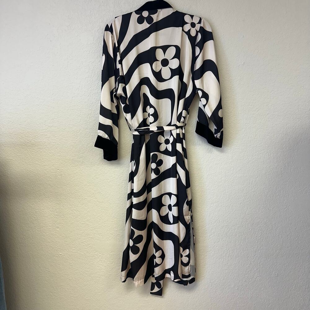 Urban Outfitters Livie Printed Kimono with Velvet Trim Black White OS - Picture 4 of 6